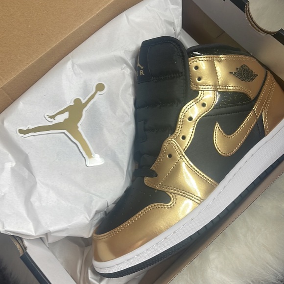 COPY - Youth AirJordan 1 Mid Se - Picture 11 of 11